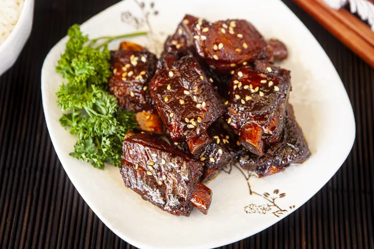 pork ribs ready to serve garnished with lattice